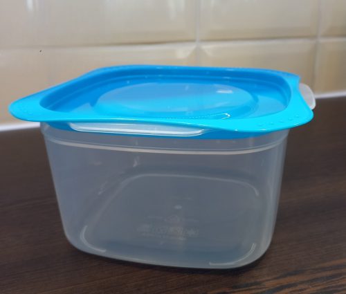 VIXI 1600 ml-es frissentartó edény mikrózható, ételtárolásra és fagyasztásra, biztonságos anyagokkal a hosszú távú frissesség megőrzésére.
