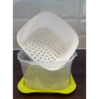 VIXI 1600 ml-es frissentartó edény szűrőbetéttel, mikrózható, ételtárolásra és fagyasztásra, biztonságos anyagokkal a hosszú távú frissesség megőrzésére.