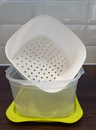 VIXI 1600 ml-es frissentartó edény szűrőbetéttel, mikrózható, ételtárolásra és fagyasztásra, biztonságos anyagokkal a hosszú távú frissesség megőrzésére.