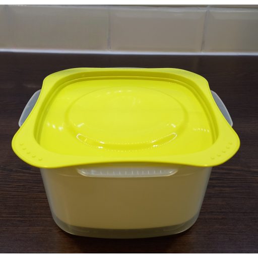 VIXI 1600 ml-es frissentartó edény szűrőbetéttel, mikrózható, ételtárolásra és fagyasztásra, biztonságos anyagokkal a hosszú távú frissesség megőrzésére.
