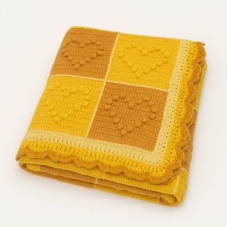 Egyedi kézzel horgolt babatakaró szív és csillag mintával sárga és narancssárga színekben