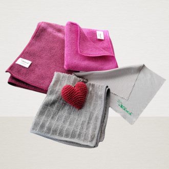 VIXI ajándékcsomag kendőkből organza tasakban, kozmetikai, optikai, ezüst és univerzális kendőkkel, szív alakú kulcstartóval