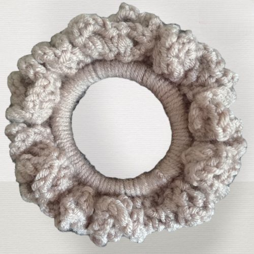 Világosbarna hajgumi, elegáns és kényelmes, pasztell fonal