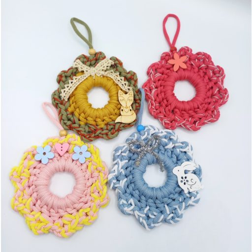 Kézzel készített négy évszakos horgolt ajtódísz, minőségi Ruby fonalból és fa díszítéssel