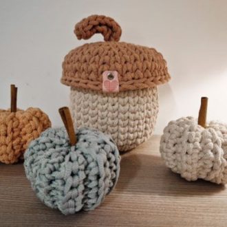 Horgolt makk tároló, tökökkel