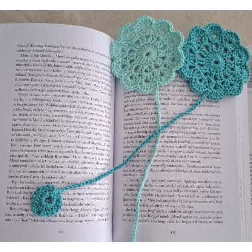 Horgolt virágos könyvjelző 