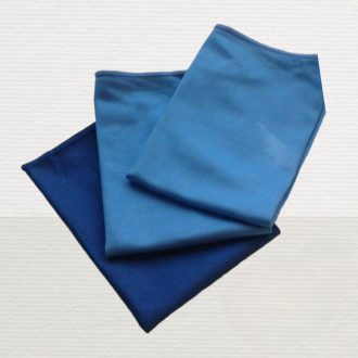 VIXI Üvegtisztító Szett: 1 db sötétkék és 2 db világoskék mikroszálas kendő, vegyszermentes tisztításhoz.