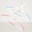 VIXI vállfa pink és kék színben, csúszásmentes és ruhakímélő szárításhoz és tároláshoz
