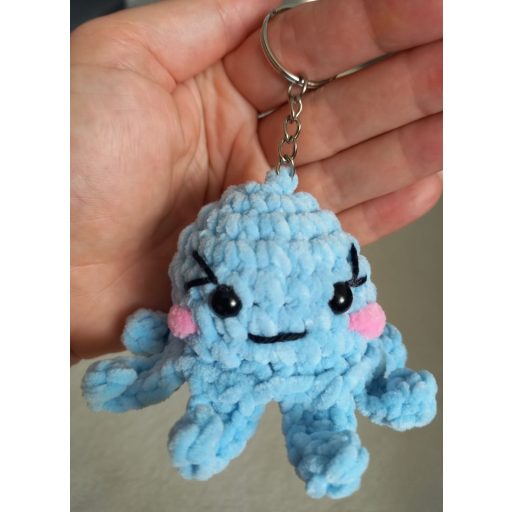 Plüss horgolt polip kulcstartó világoskék színben, kézműves plüssfigura 5-6 cm-es méretben.