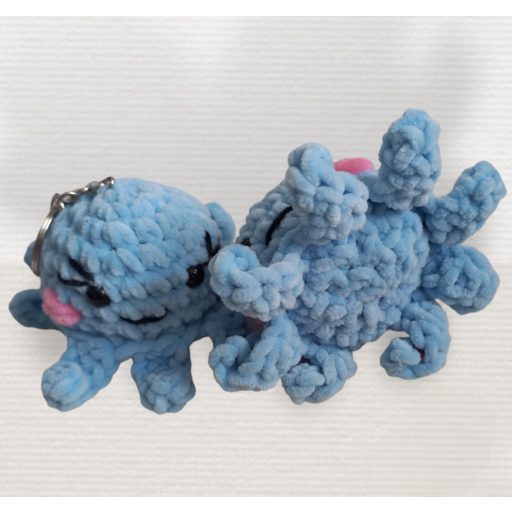 Plüss horgolt polip kulcstartó világoskék színben, kézműves plüssfigura 5-6 cm-es méretben.