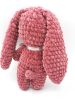 Puha plüss fonalból horgolt hosszú fülű kicsi nyuszi, bordós lila színben, 15-18 cm magas, biztonsági szemekkel ellátva.