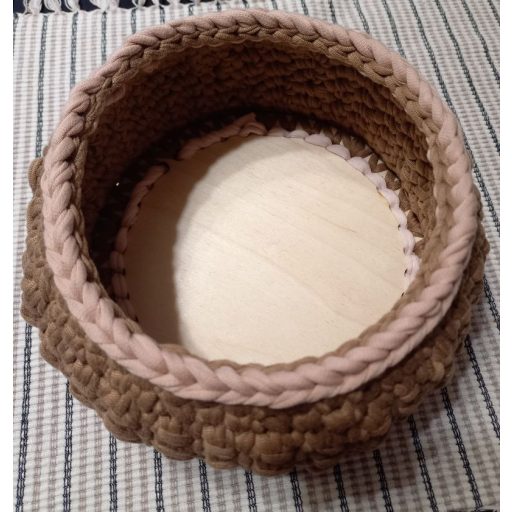 Faalapra horgolt barna öblös tárolókosár bézs szegéllyel, 9 cm magas, 14 cm átmérőjű texturált prémium pólófonalból készült.