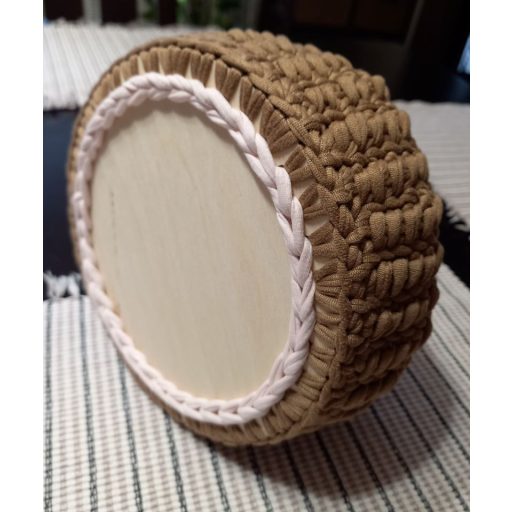 Faalapra horgolt barna öblös tárolókosár bézs szegéllyel, 9 cm magas, 14 cm átmérőjű texturált prémium pólófonalból készült.