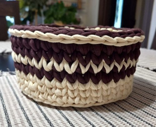 Faalapra horgolt lila-bézs kosár texturált prémium pólófonalból, 9 cm magas, 18 cm átmérőjű tároló.
