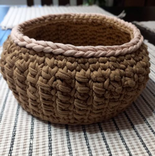 Faalapra horgolt barna öblös tárolókosár bézs szegéllyel, 9 cm magas, 14 cm átmérőjű texturált prémium pólófonalból készült.