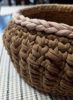 Faalapra horgolt barna öblös tárolókosár bézs szegéllyel, 9 cm magas, 14 cm átmérőjű texturált prémium pólófonalból készült.