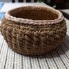 Faalapra horgolt barna öblös tárolókosár bézs szegéllyel, 9 cm magas, 14 cm átmérőjű texturált prémium pólófonalból készült.