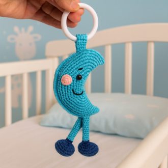 Horgolt kék színű félhold